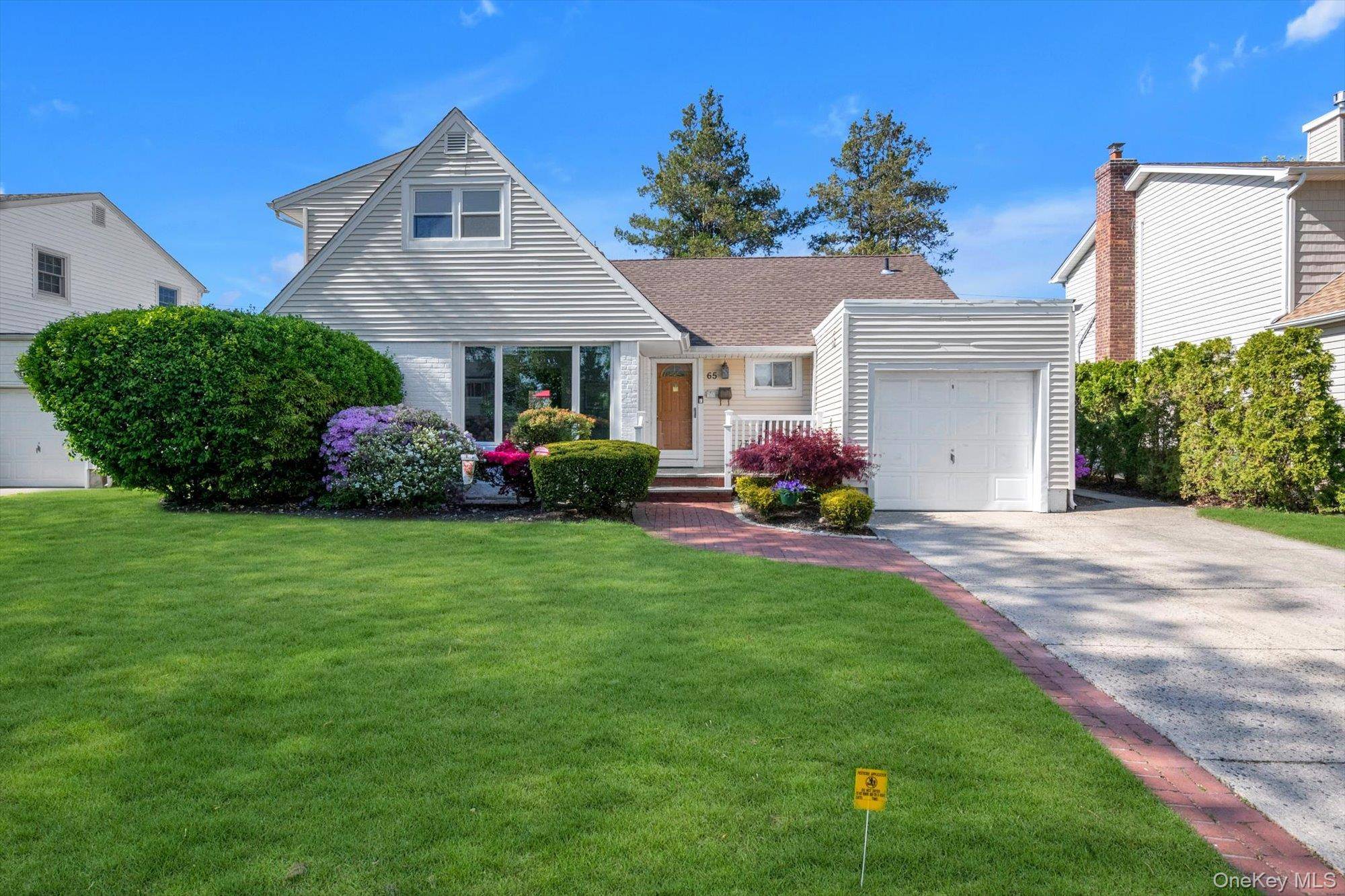 4 Bedroom Home for Sale in New Hyde Park - New York - USA - 1