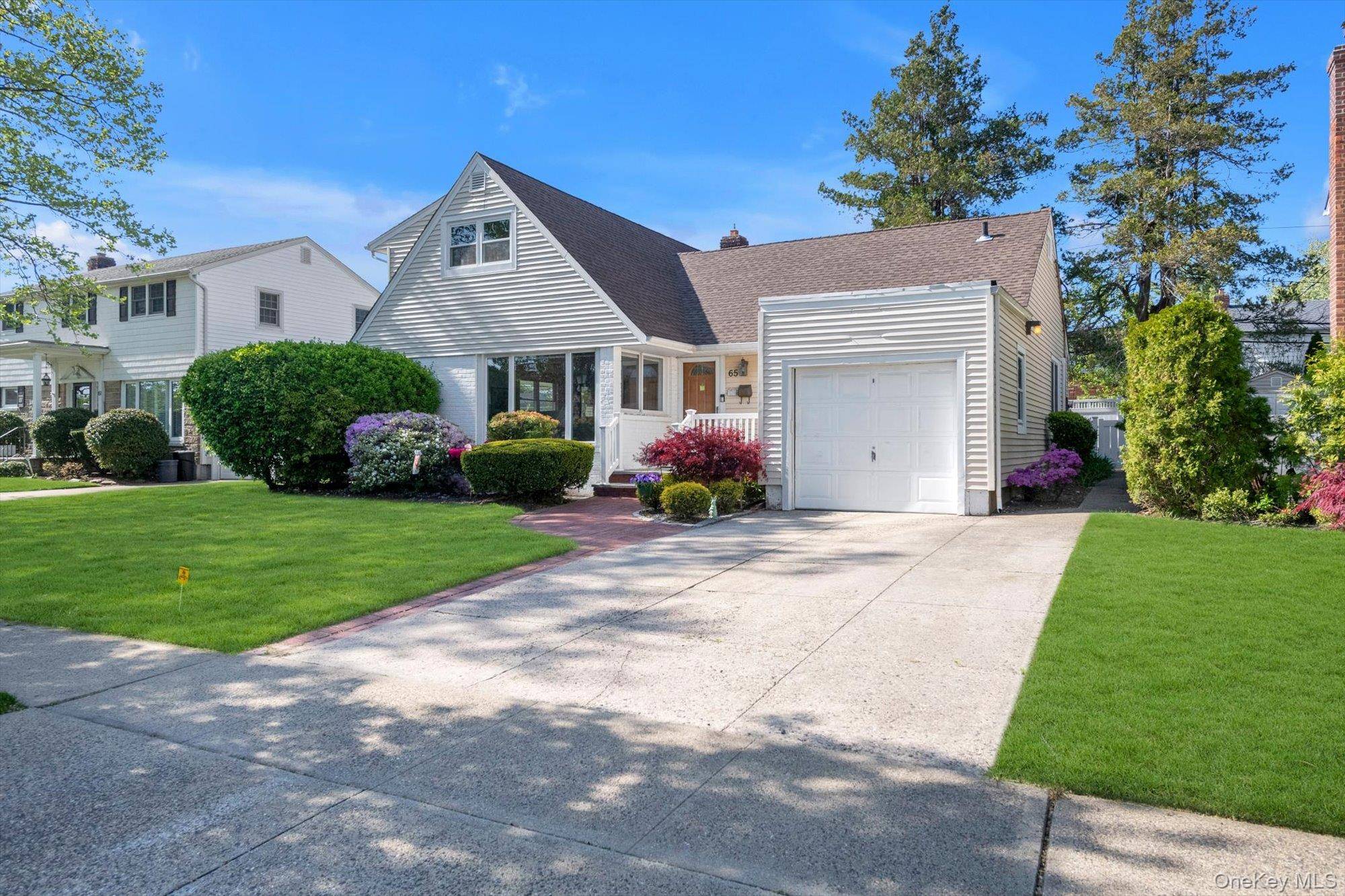4 Bedroom Home for Sale in New Hyde Park - New York - USA - 2