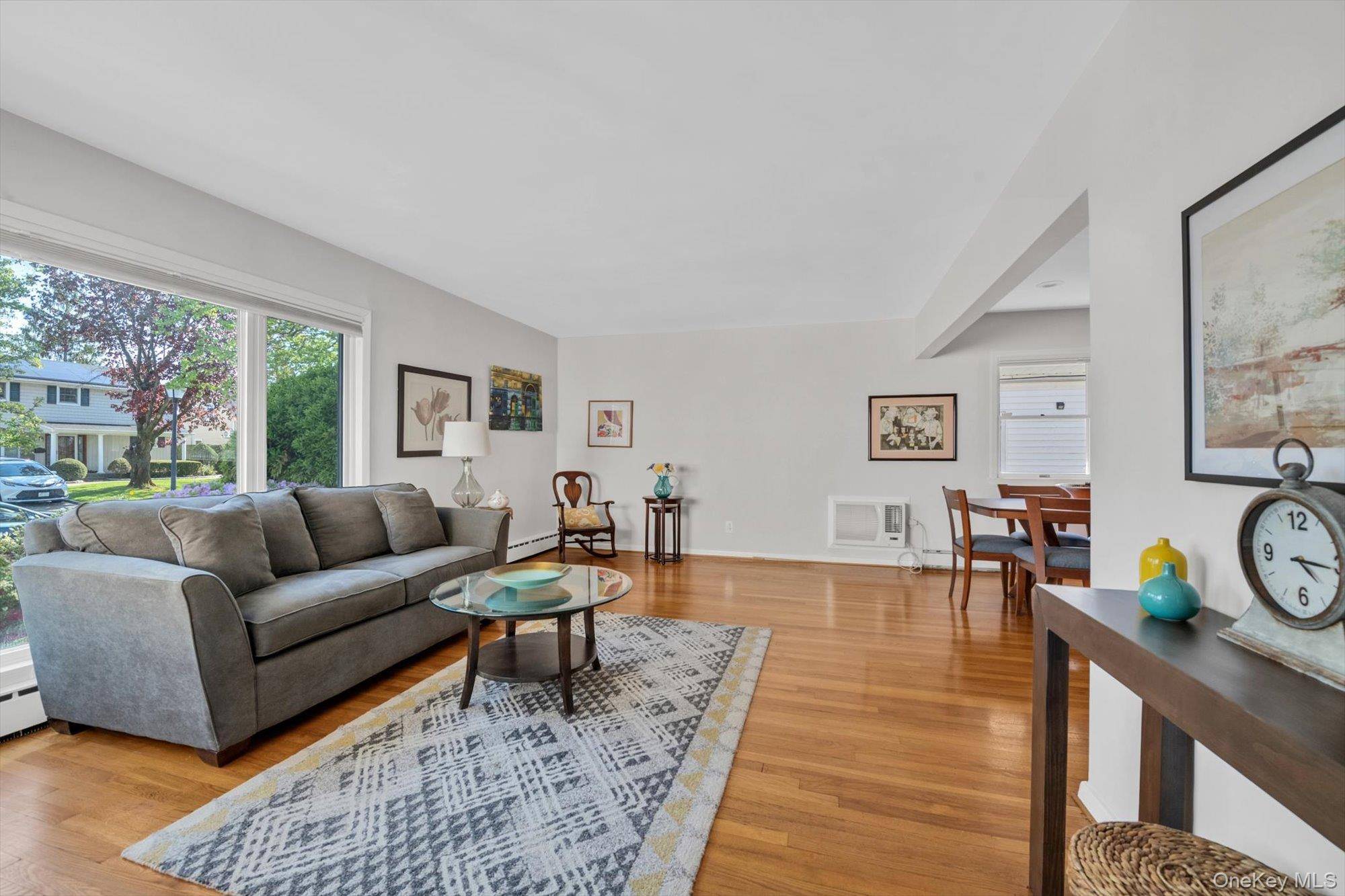 4 Bedroom Home for Sale in New Hyde Park - New York - USA - 3