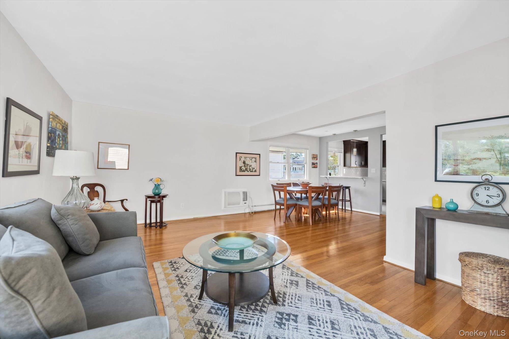 4 Bedroom Home for Sale in New Hyde Park - New York - USA - 4