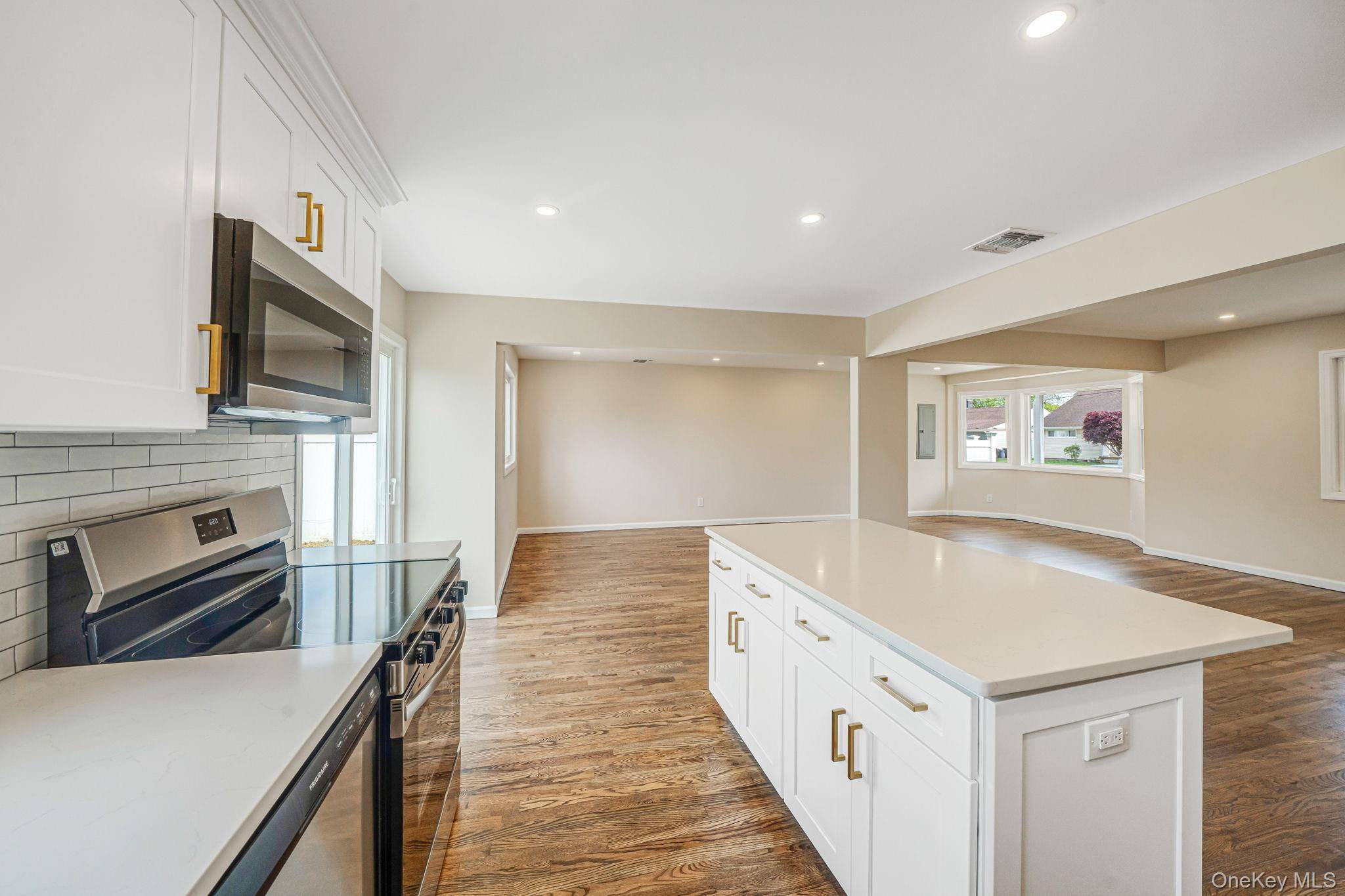Casa de 4 Dormitorios en Venta en North Babylon, Nueva York, EE. UU. - 8