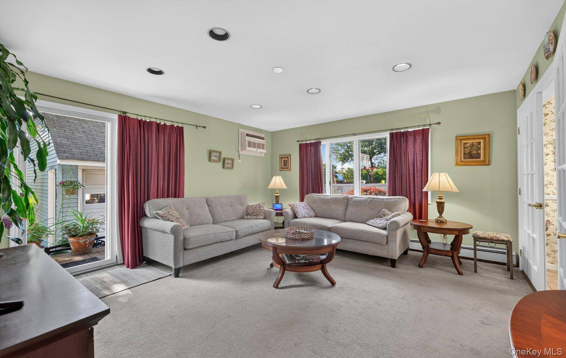 4-Bedroom House for Sale in North Merrick, New York, USA - 2