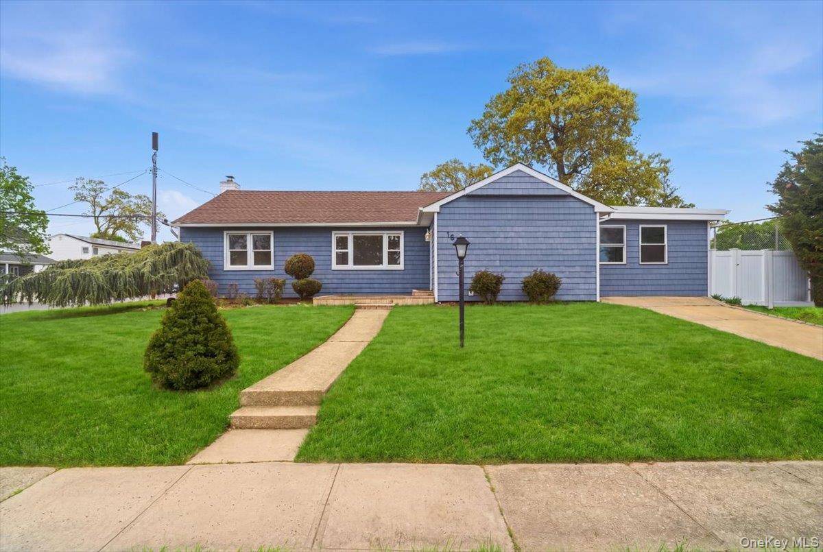 4 Bedroom Home for Sale in North Merrick - New York - USA - 1