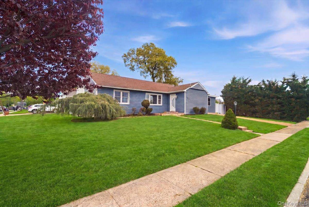 4 Bedroom Home for Sale in North Merrick - New York - USA - 2