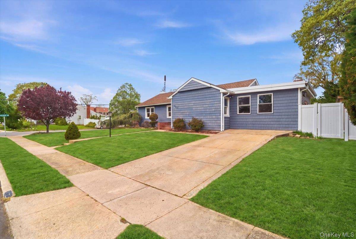 4 Bedroom Home for Sale in North Merrick - New York - USA - 3