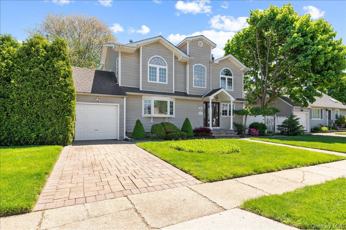 4 Bedroom Home for Sale in Plainview - New York - USA - 1