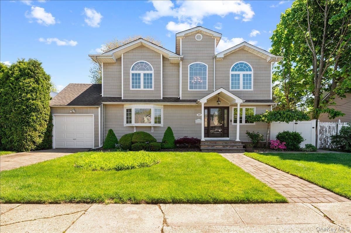 4 Bedroom Home for Sale in Plainview - New York - USA - 2