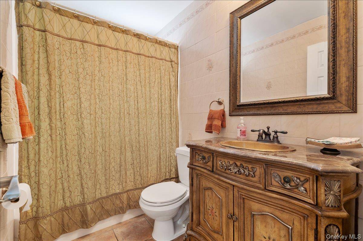 4 Bedroom Home for Sale in Plainview - New York - USA - 6