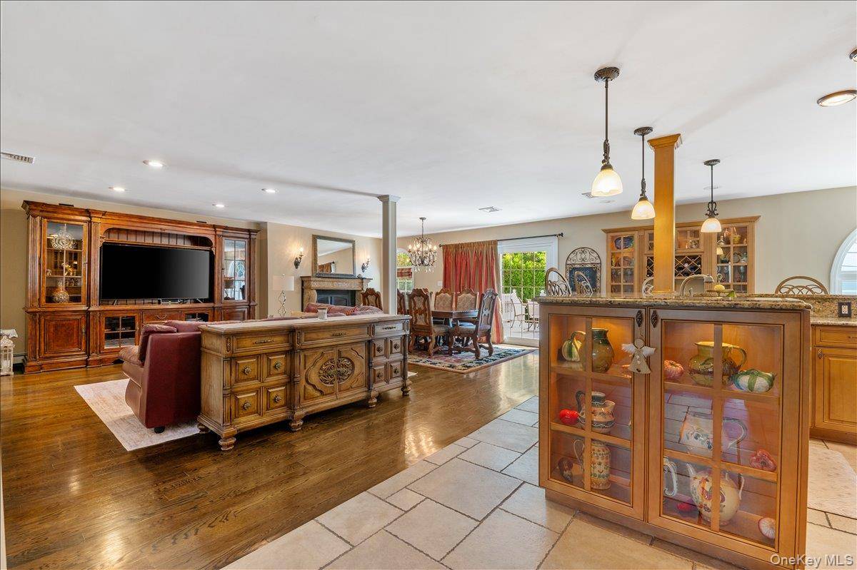 4 Bedroom Home for Sale in Plainview - New York - USA - 7