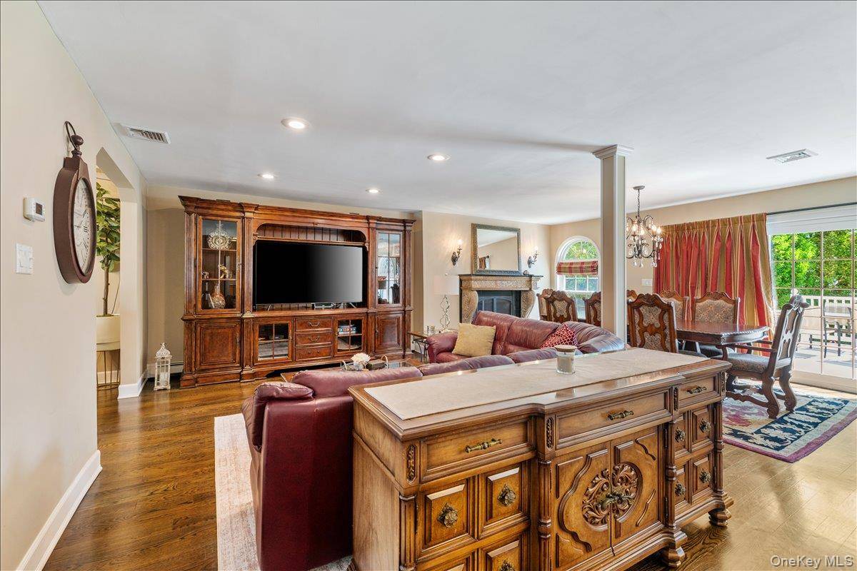 4 Bedroom Home for Sale in Plainview - New York - USA - 8