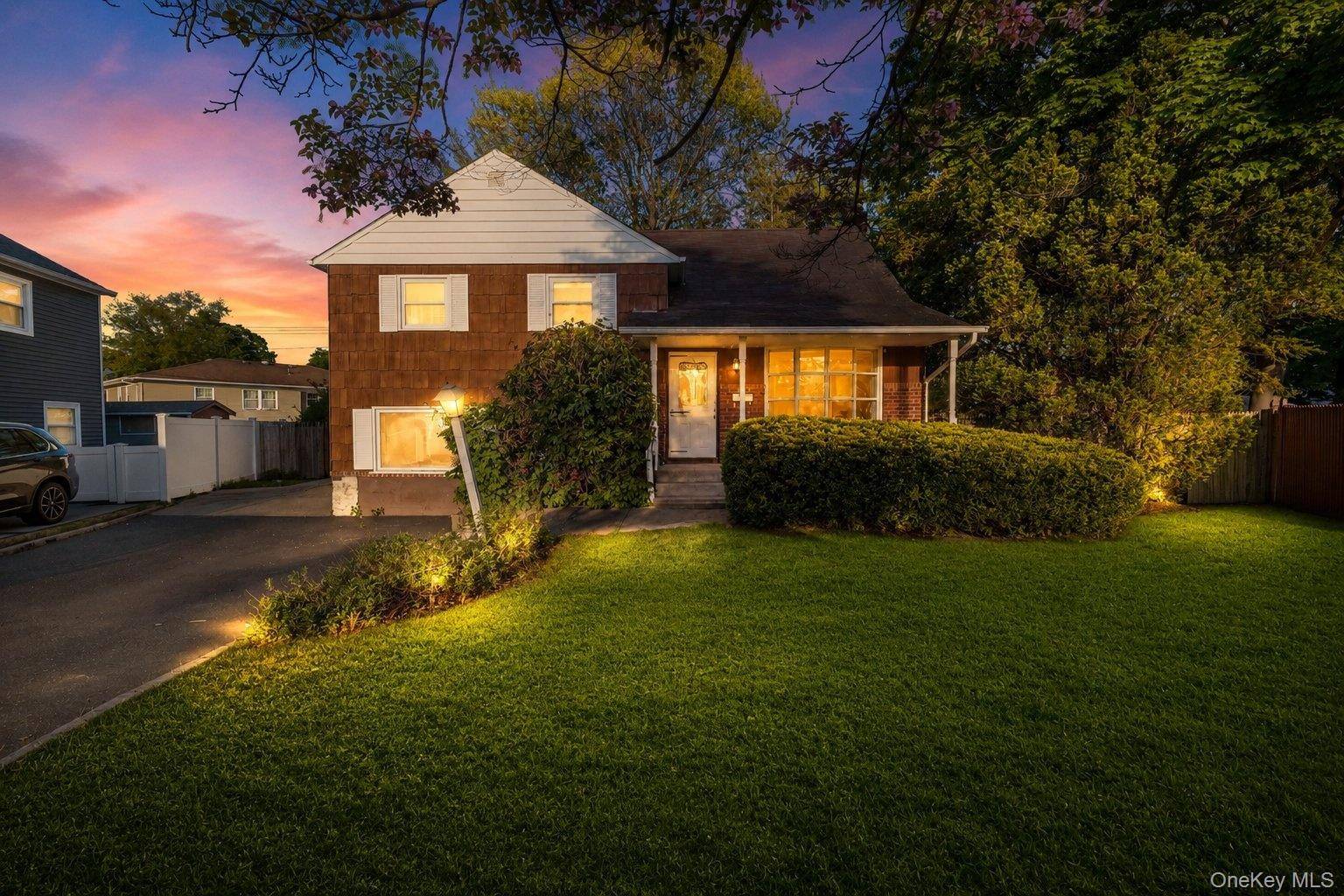 Casa de 4 Dormitorios en Venta en Plainview - Nueva York - EE. UU. - 1