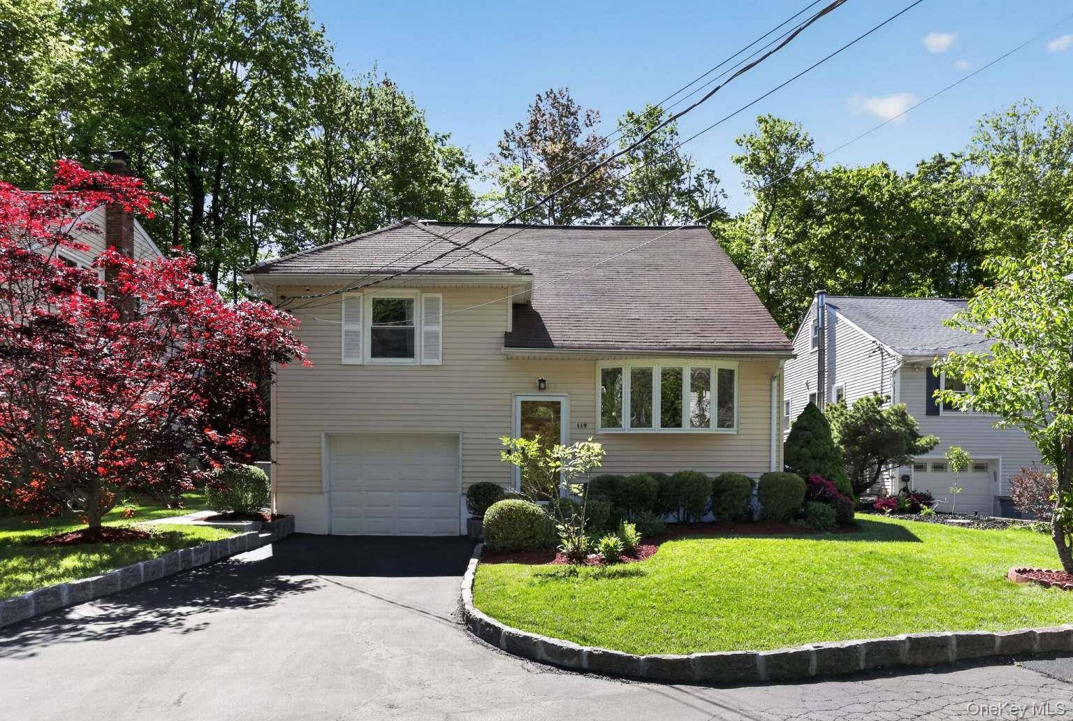 Casa de 4 Dormitorios en Venta en Pleasantville - Nueva York - EE. UU. - 1
