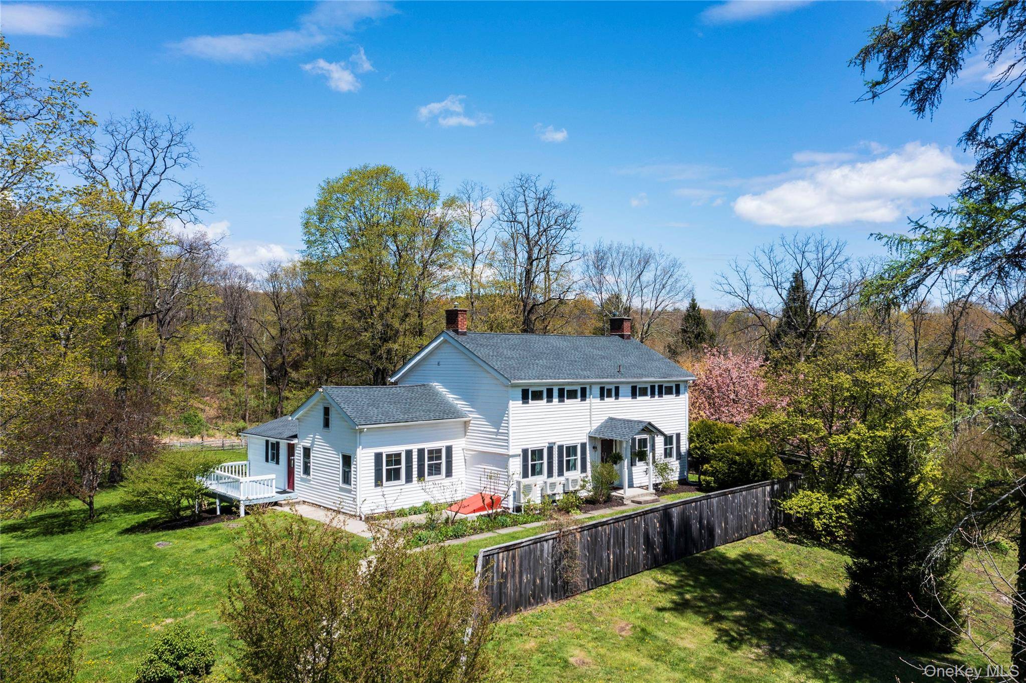 Casa com 4 Quartos à Venda em Poughkeepsie - Nova Iorque - EUA - 1