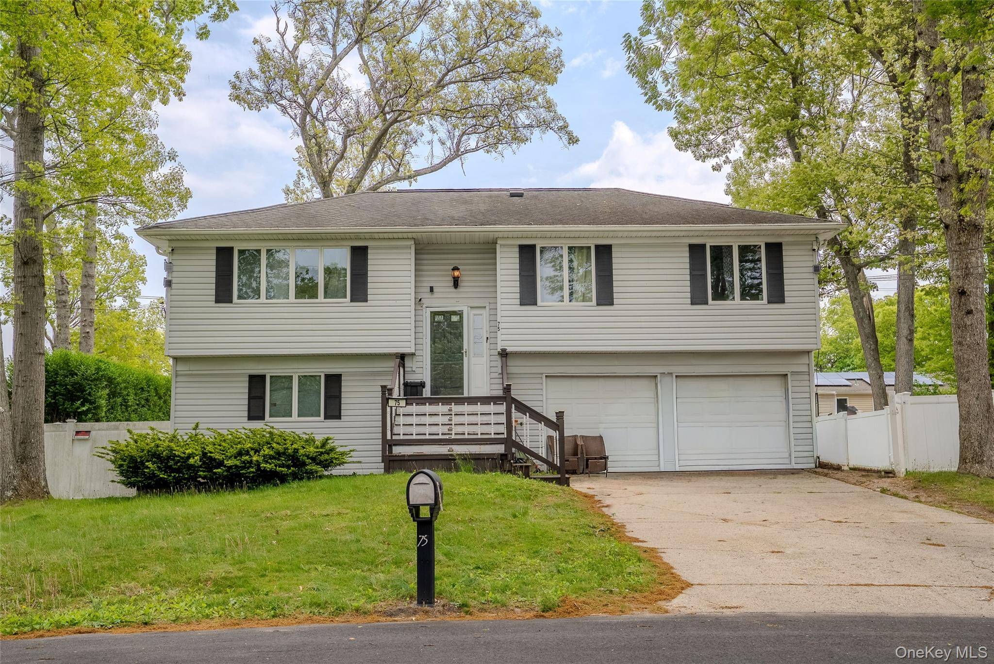 Casa com 4 Quartos à Venda em Ronkonkoma - Nova Iorque - EUA - 1