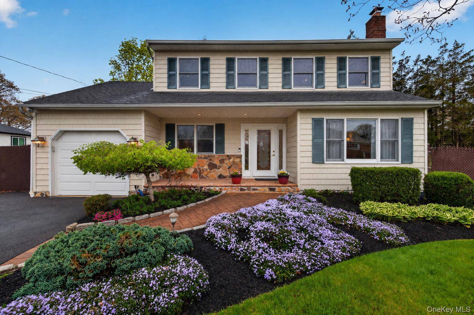 4 Bedroom Home for Sale in Ronkonkoma - New York - USA - 1