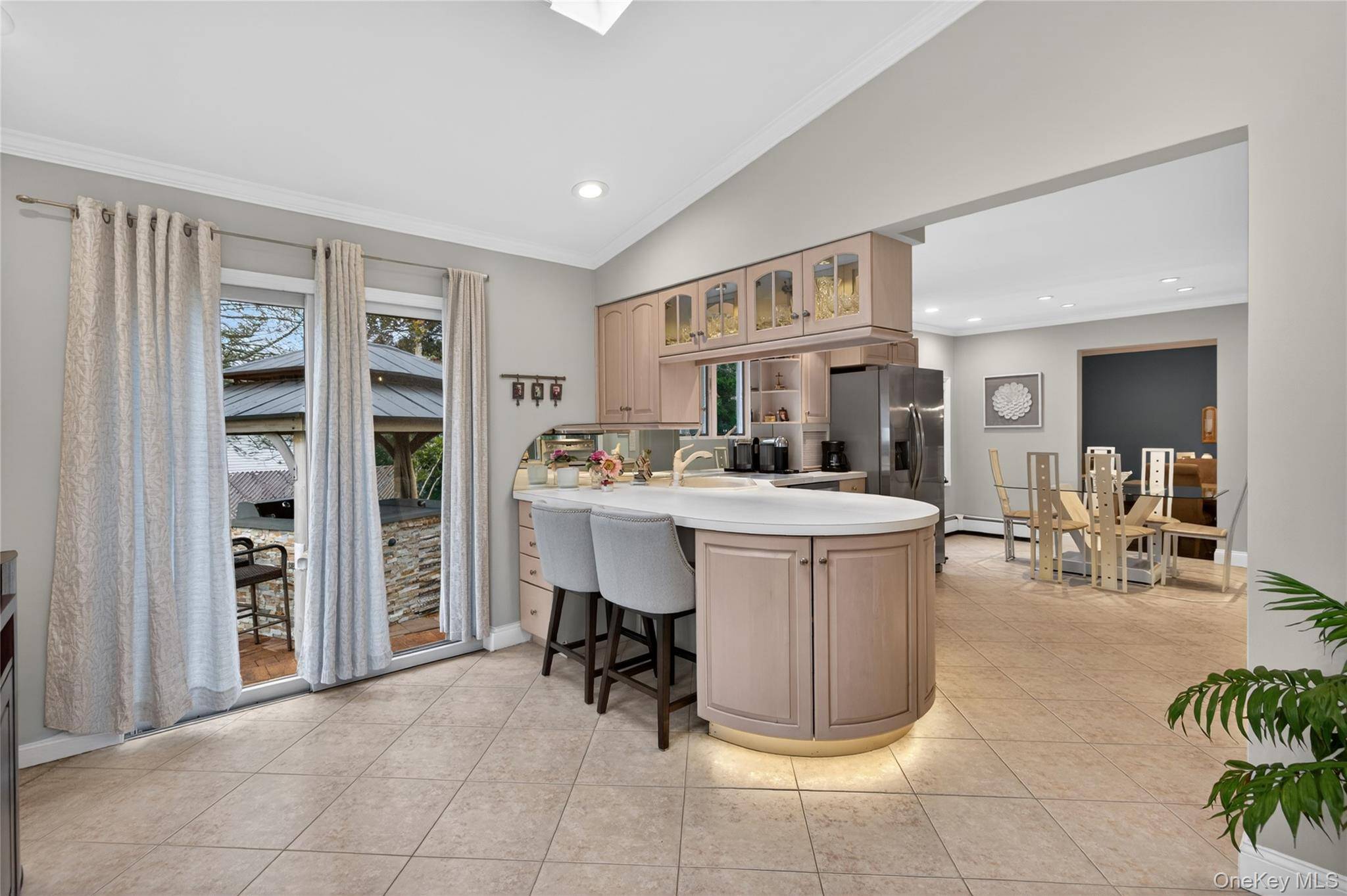 4 Bedroom Home for Sale in Ronkonkoma - New York - USA - 8
