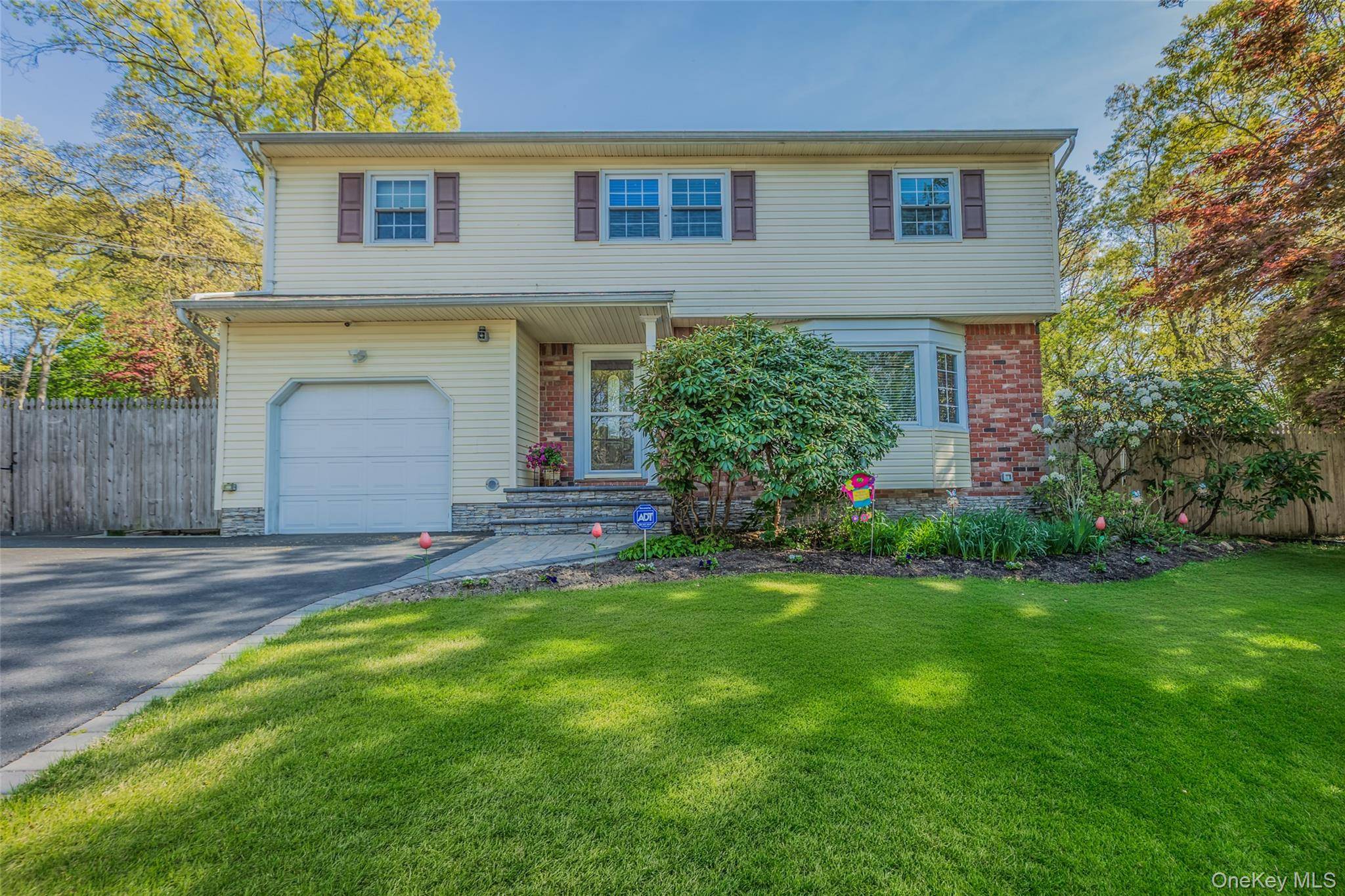 4 Bedroom Home for Sale in Ronkonkoma - New York - USA - 1