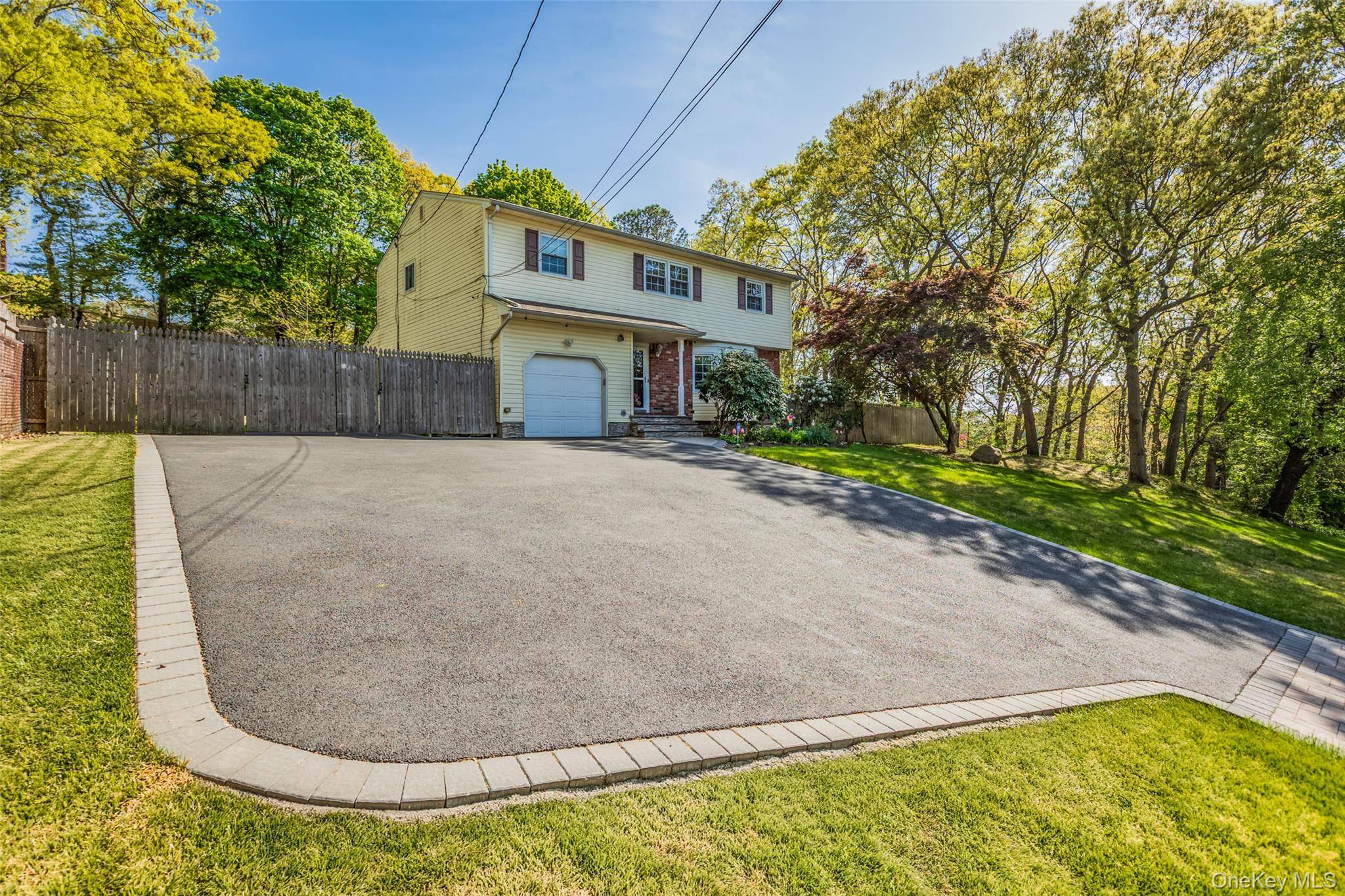 4 Bedroom Home for Sale in Ronkonkoma - New York - USA - 2