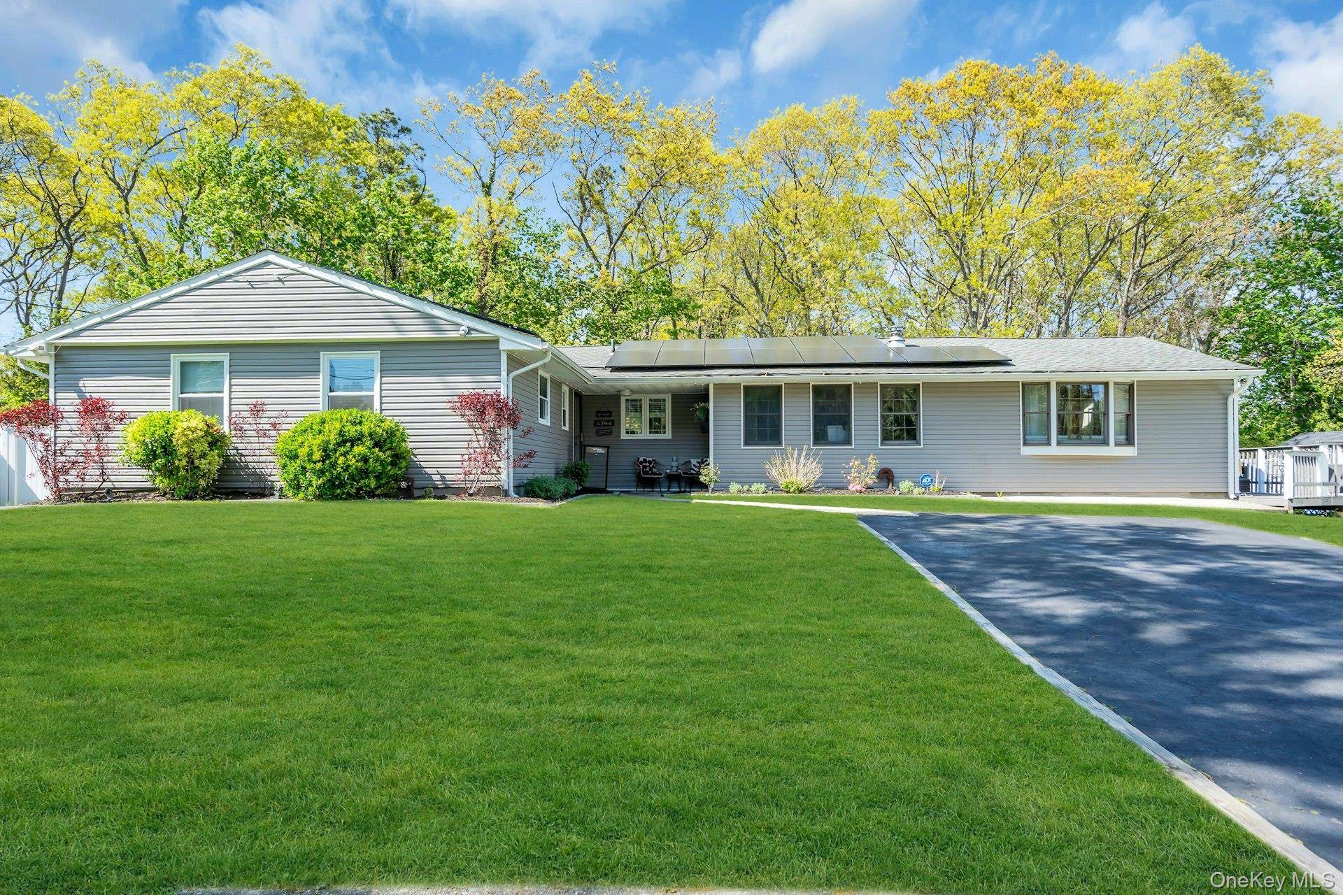 4 Bedroom Home for Sale in Ronkonkoma - New York - USA - 1