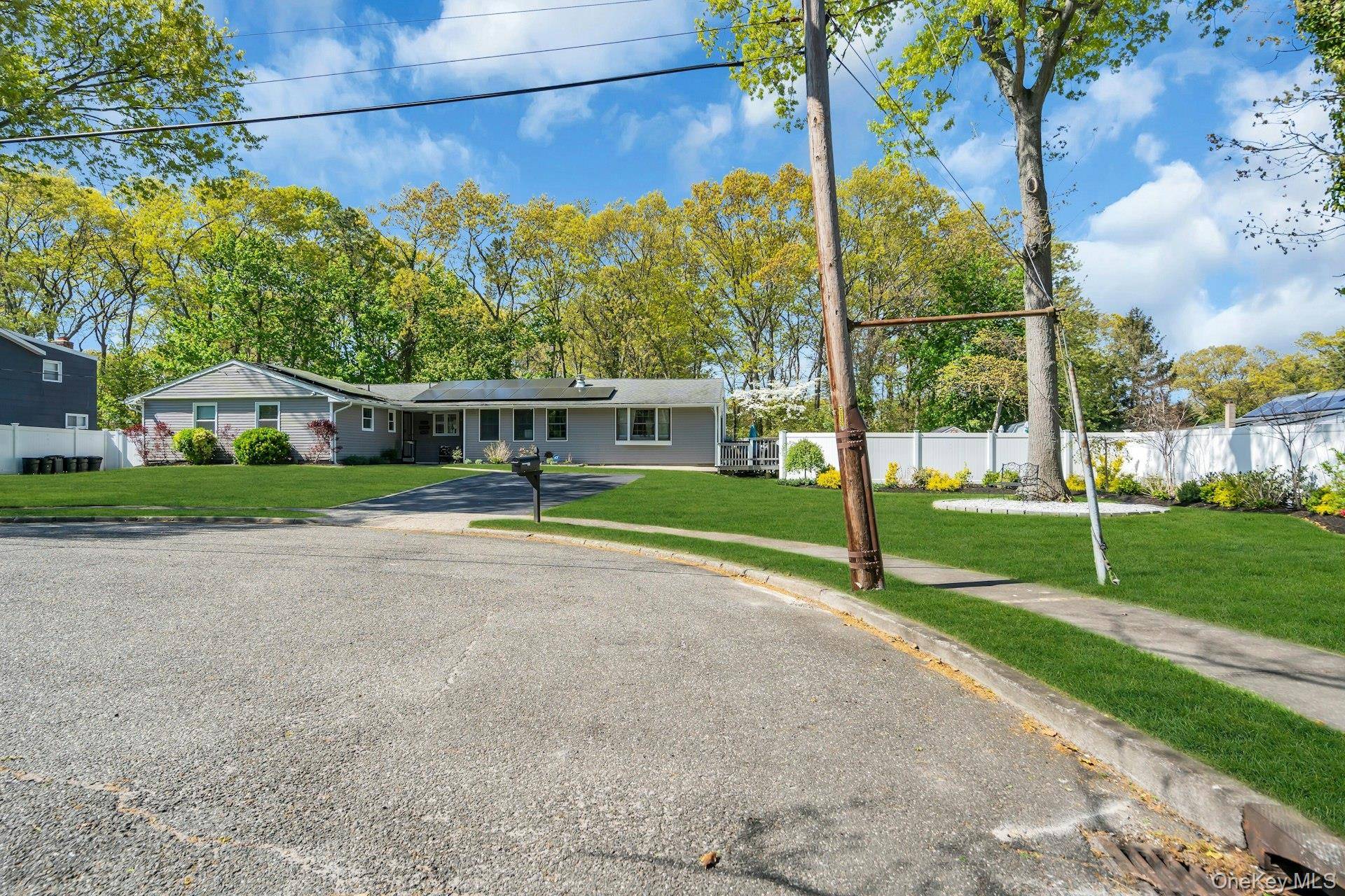4 Bedroom Home for Sale in Ronkonkoma - New York - USA - 2