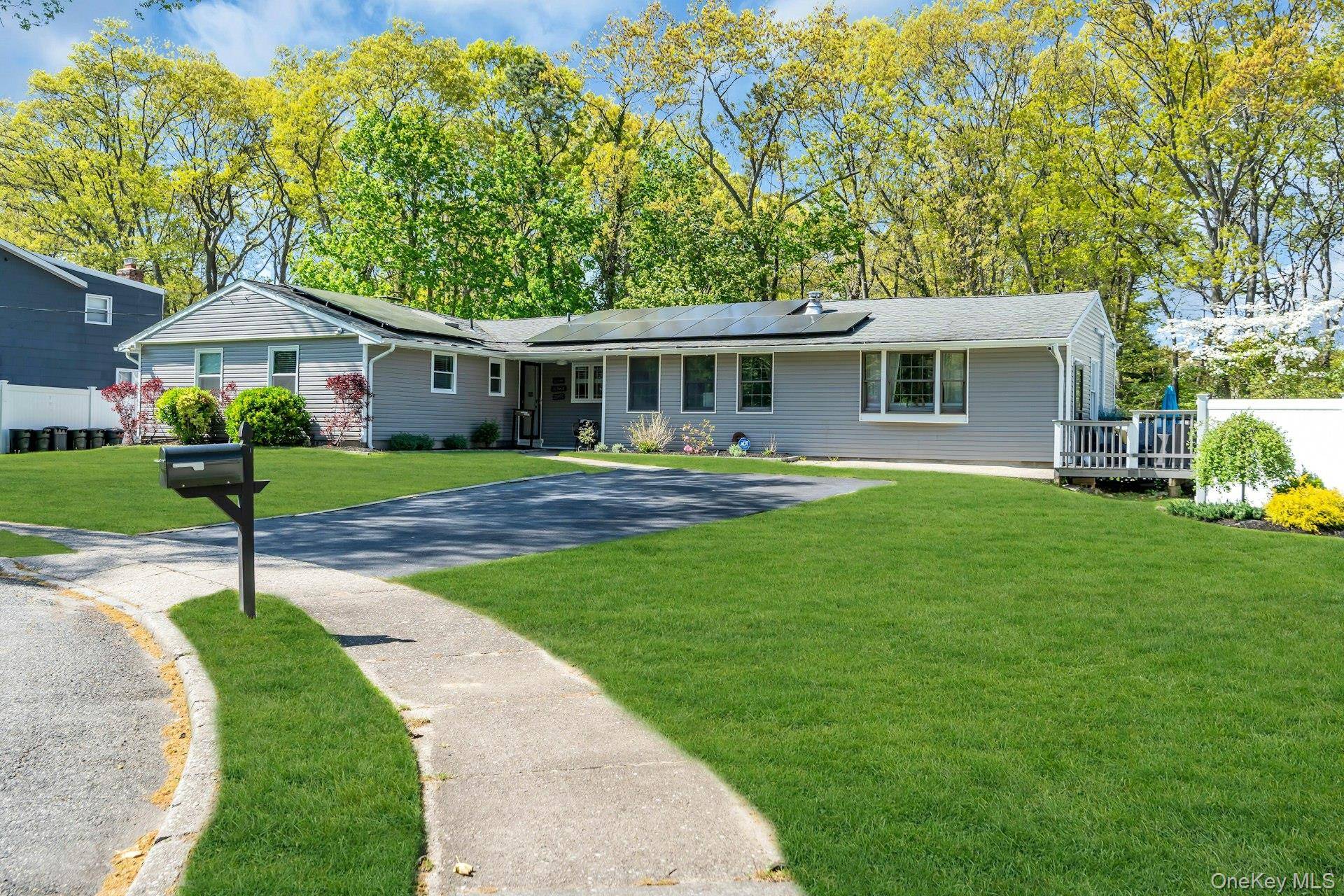 4 Bedroom Home for Sale in Ronkonkoma - New York - USA - 3