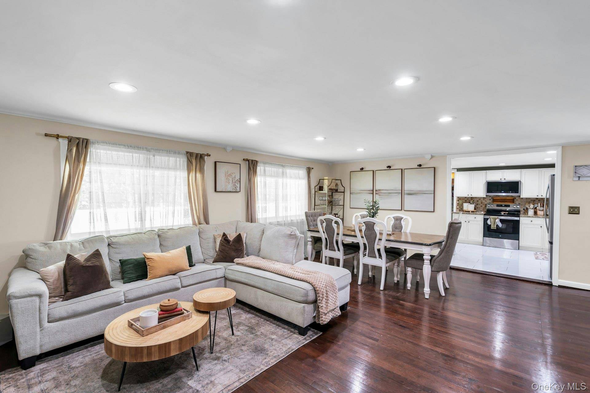 4 Bedroom Home for Sale in Ronkonkoma - New York - USA - 5