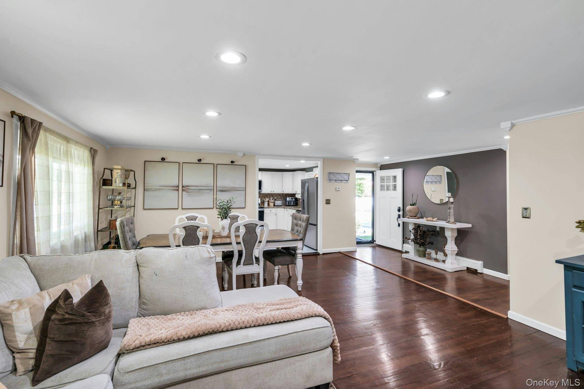 4 Bedroom Home for Sale in Ronkonkoma - New York - USA - 6