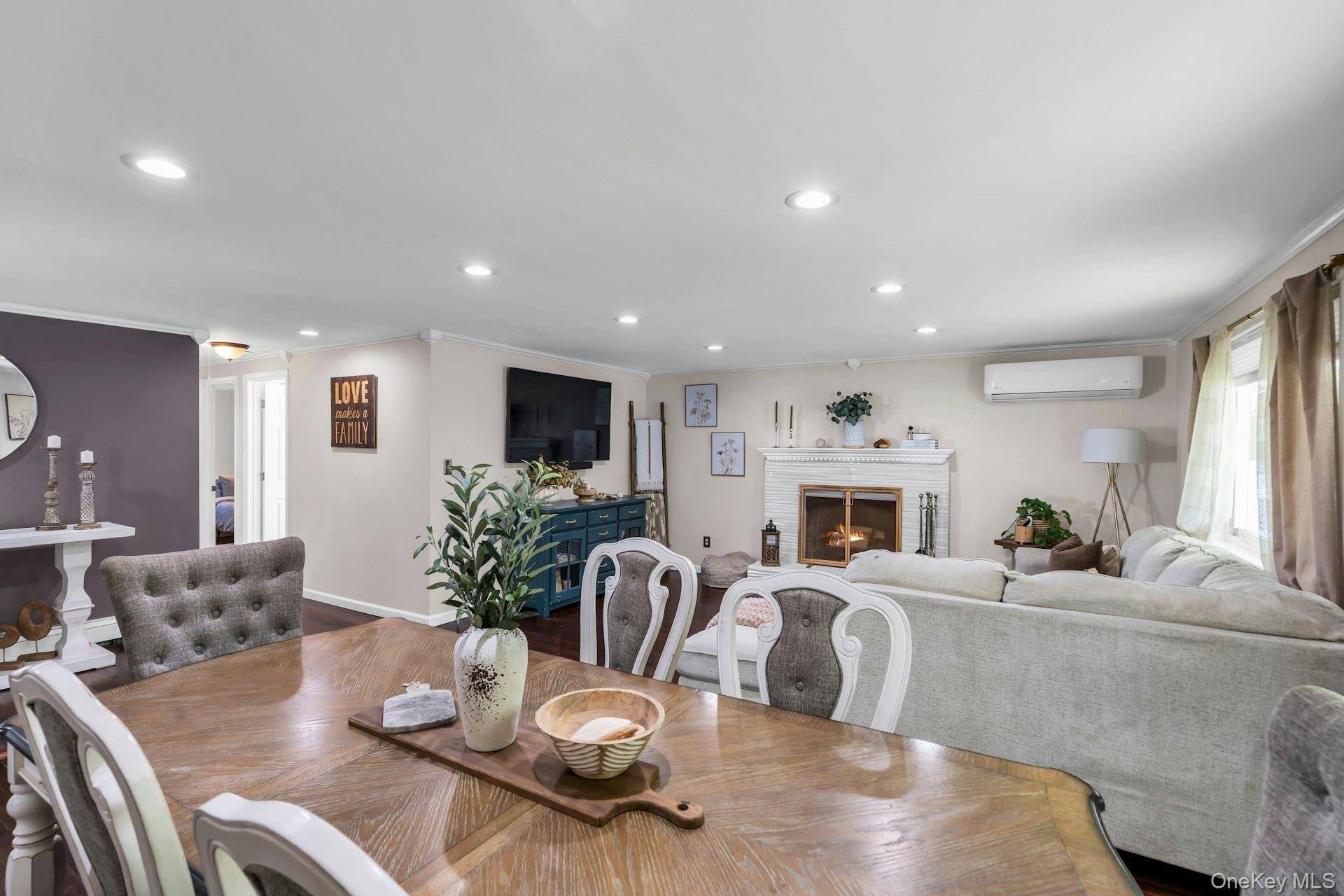 4 Bedroom Home for Sale in Ronkonkoma - New York - USA - 7