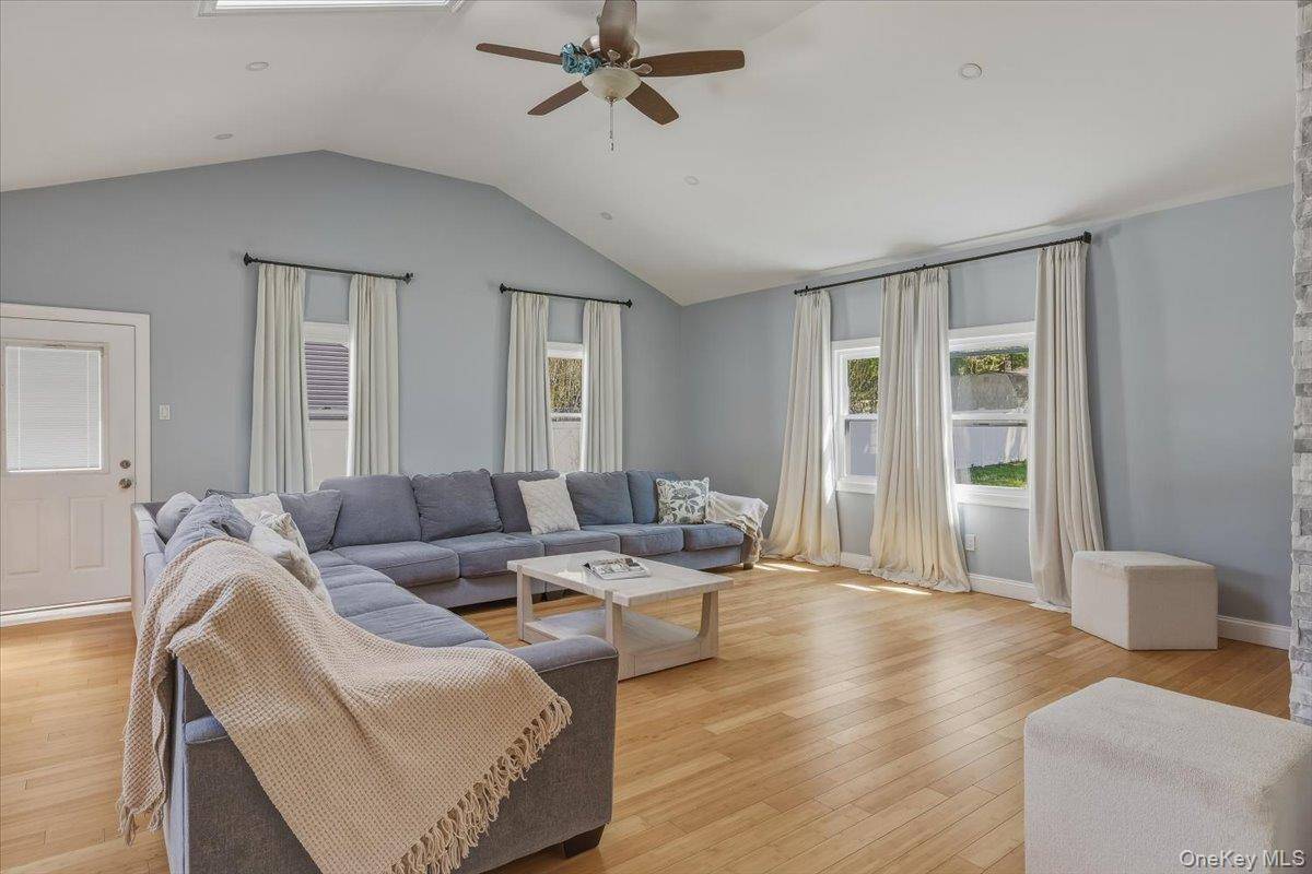 4 Bedroom Home for Sale in Ronkonkoma - New York - USA - 3