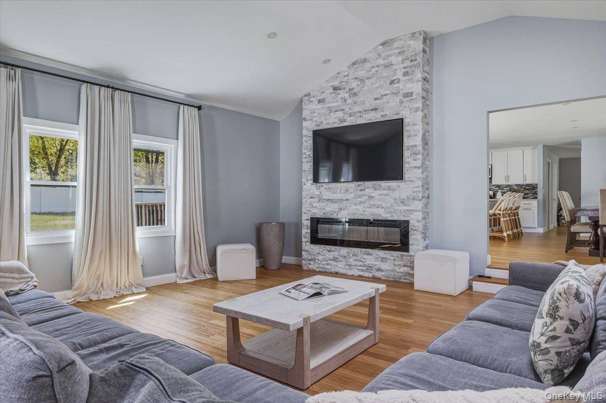 4 Bedroom Home for Sale in Ronkonkoma - New York - USA - 4