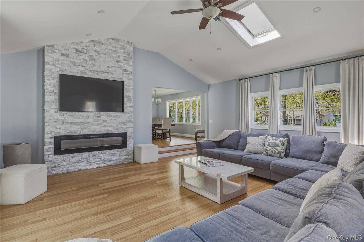 4 Bedroom Home for Sale in Ronkonkoma - New York - USA - 5