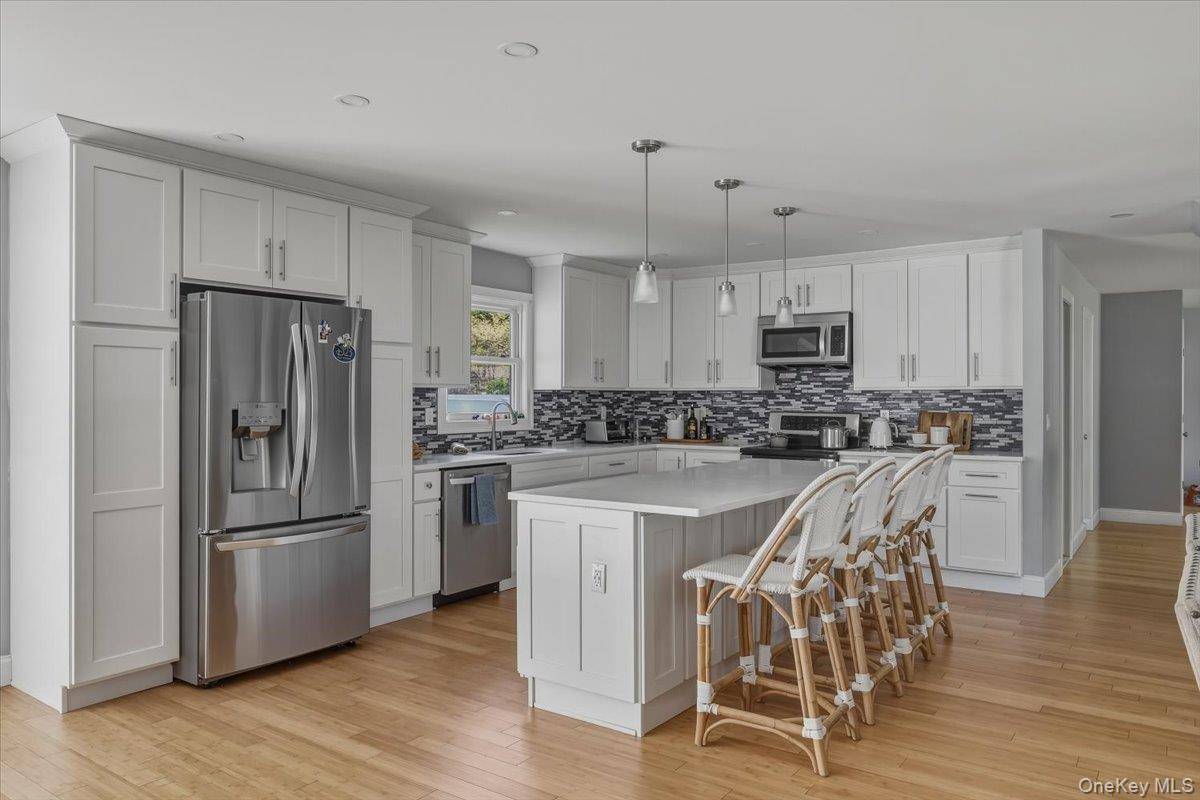 4 Bedroom Home for Sale in Ronkonkoma - New York - USA - 7
