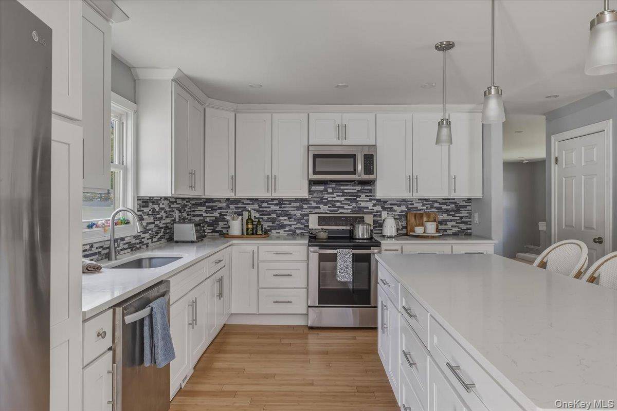 4 Bedroom Home for Sale in Ronkonkoma - New York - USA - 8