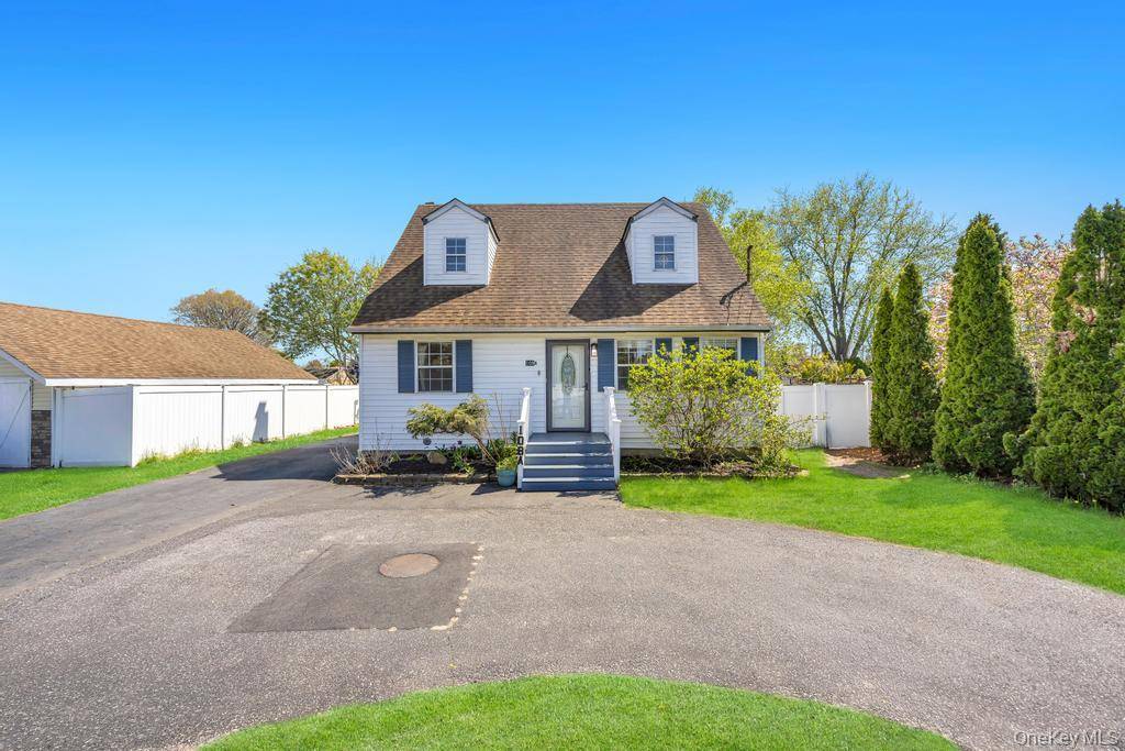 4 Bedroom Home for Sale in Ronkonkoma - New York - USA - 1