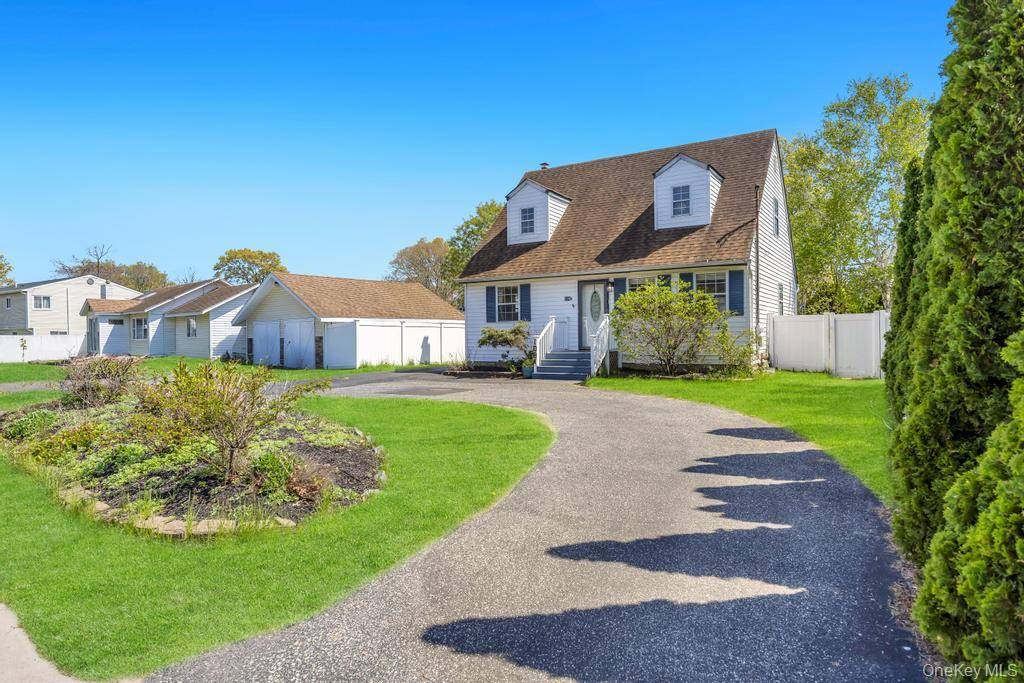 4 Bedroom Home for Sale in Ronkonkoma - New York - USA - 2