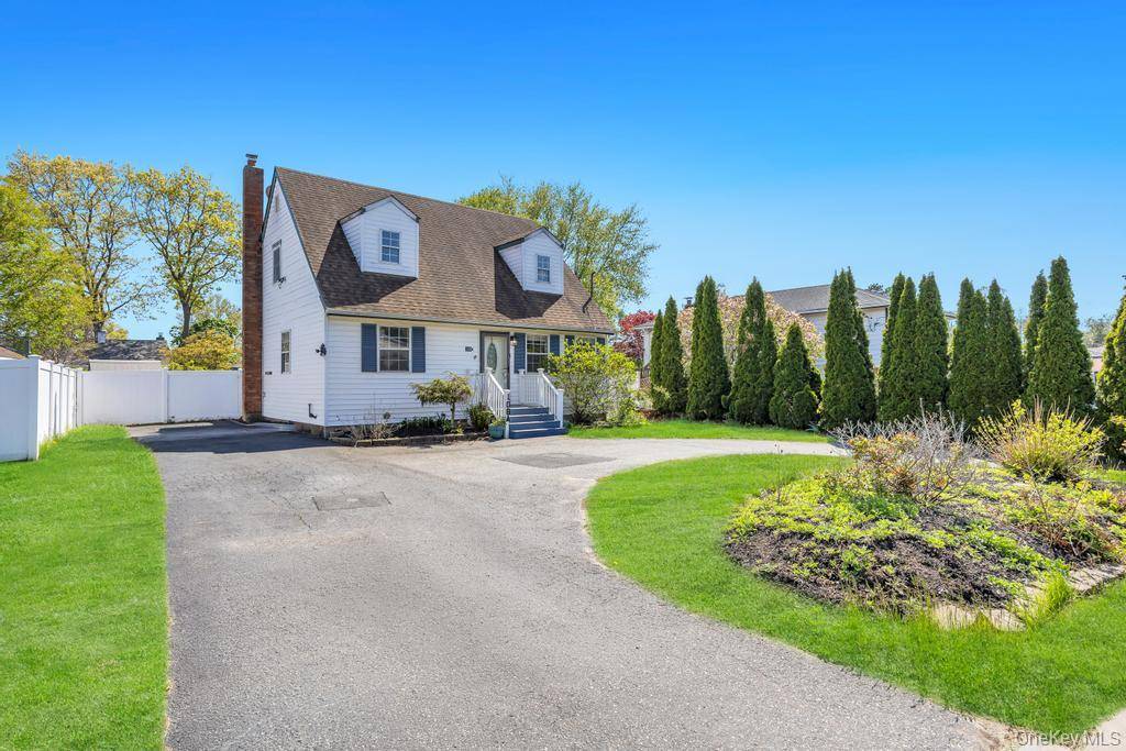 4 Bedroom Home for Sale in Ronkonkoma - New York - USA - 3