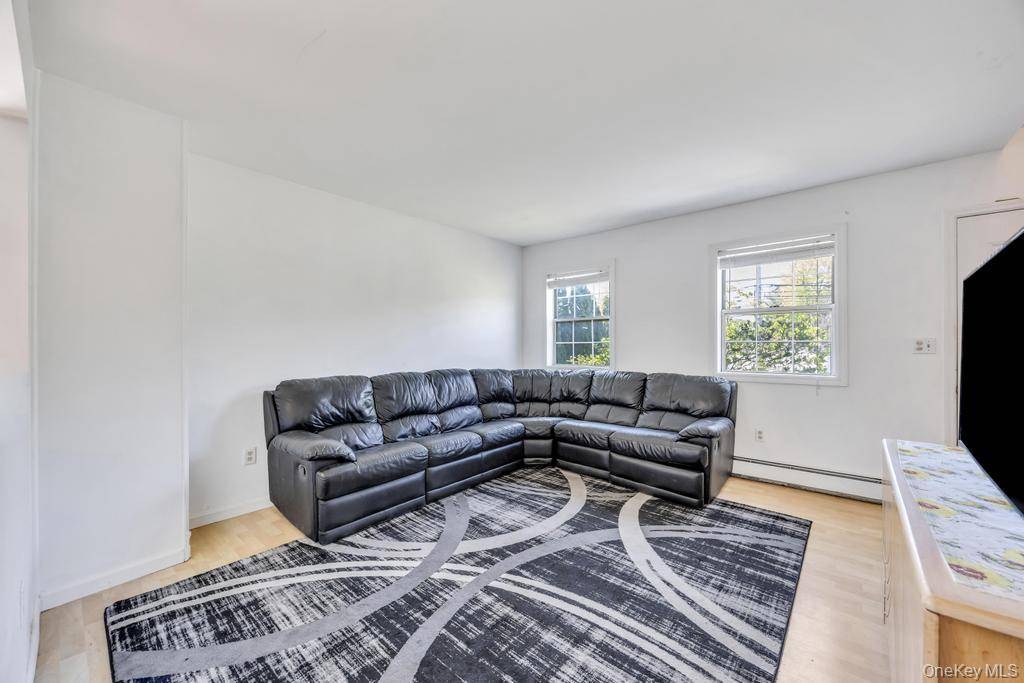 4 Bedroom Home for Sale in Ronkonkoma - New York - USA - 8