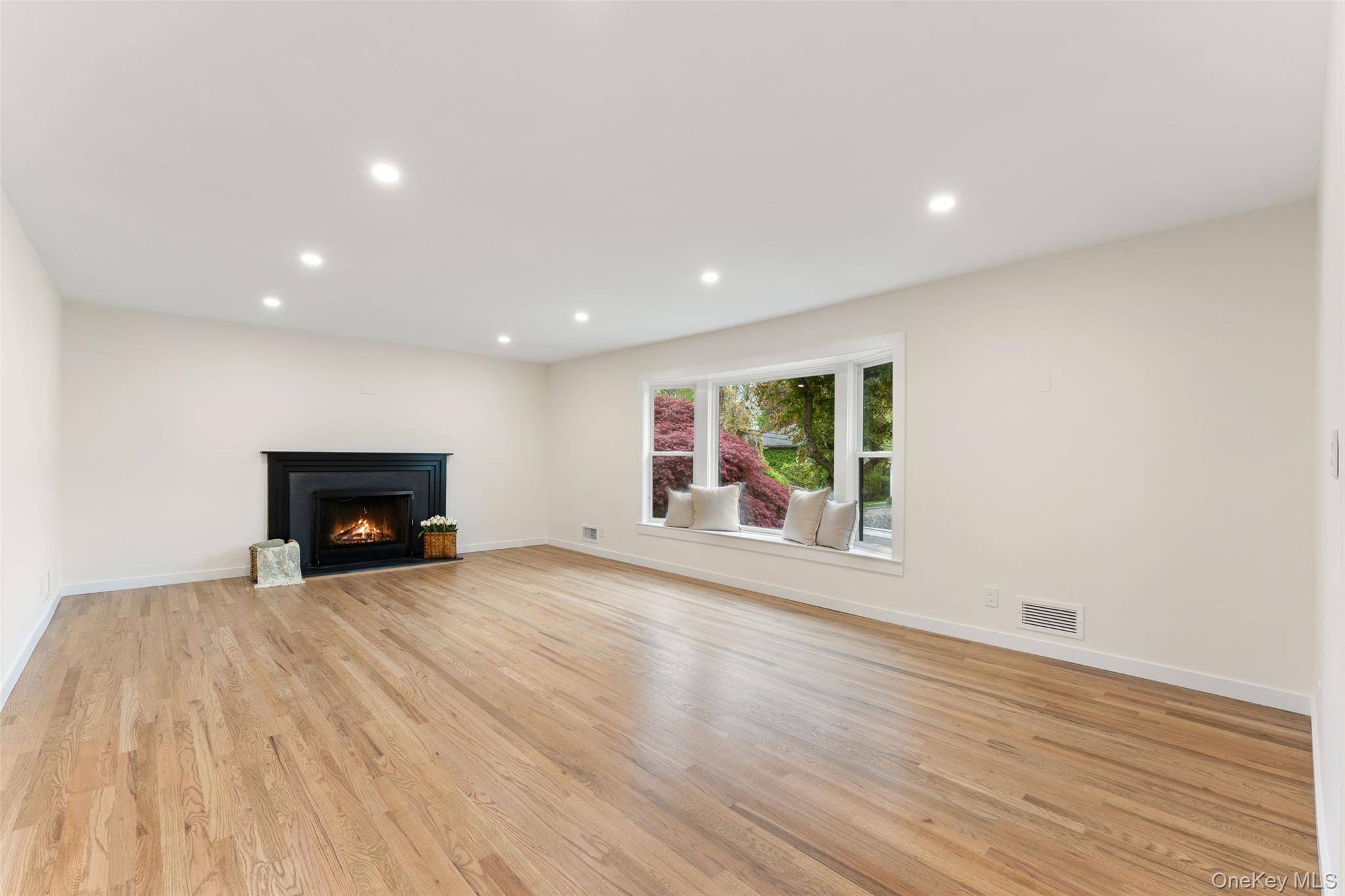 4 Bedroom Home for Sale in Scarsdale - New York - USA - 4