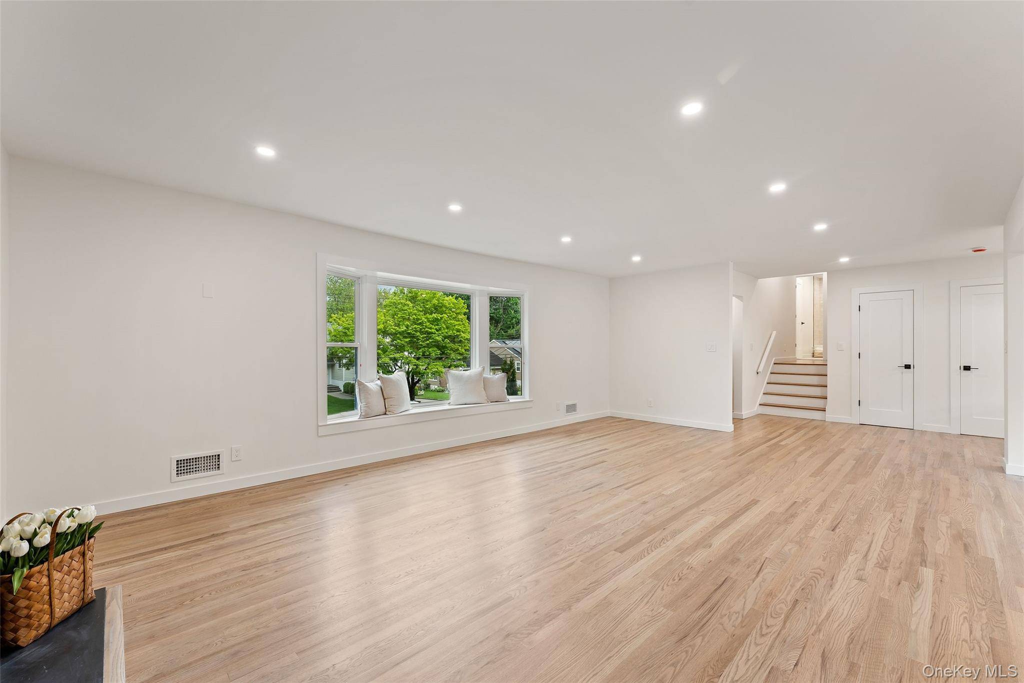4 Bedroom Home for Sale in Scarsdale - New York - USA - 7