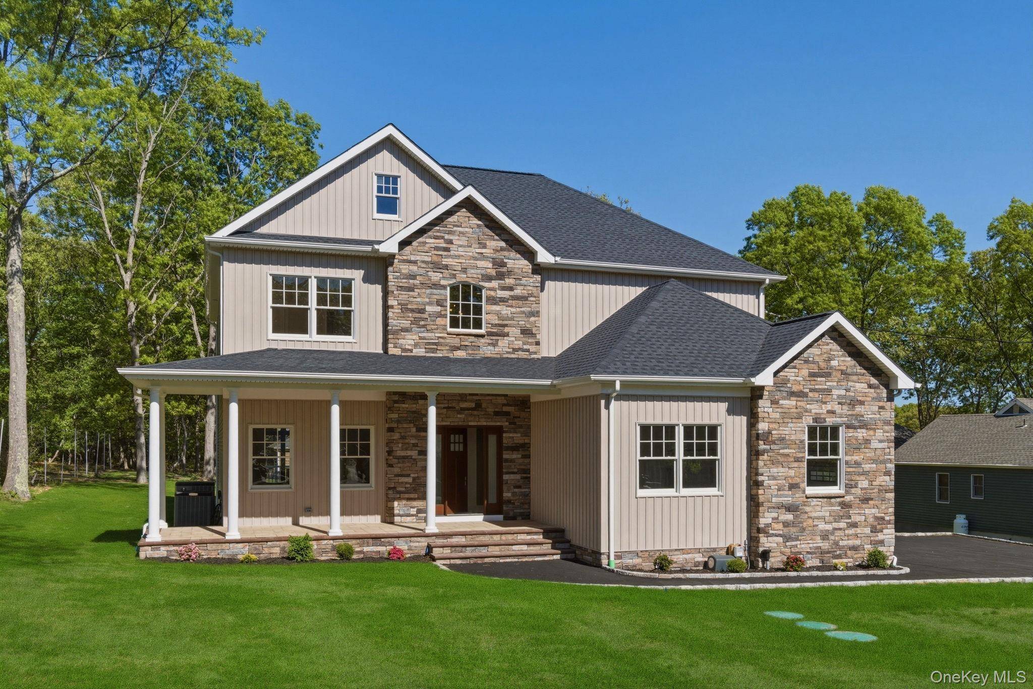 Casa com 4 Quartos à Venda em Smithtown - Nova Iorque - EUA - 1