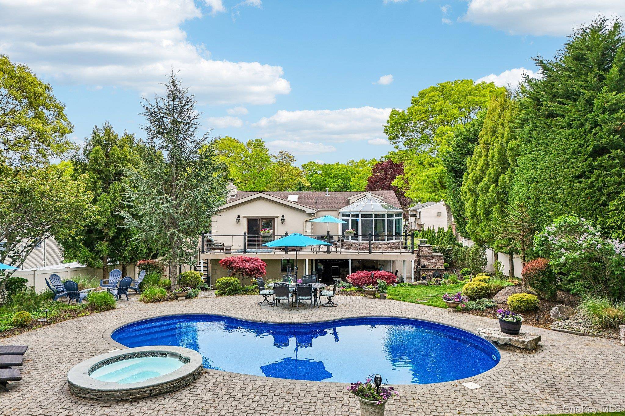 Casa com 4 Quartos à Venda em Smithtown - Nova Iorque - EUA - 2