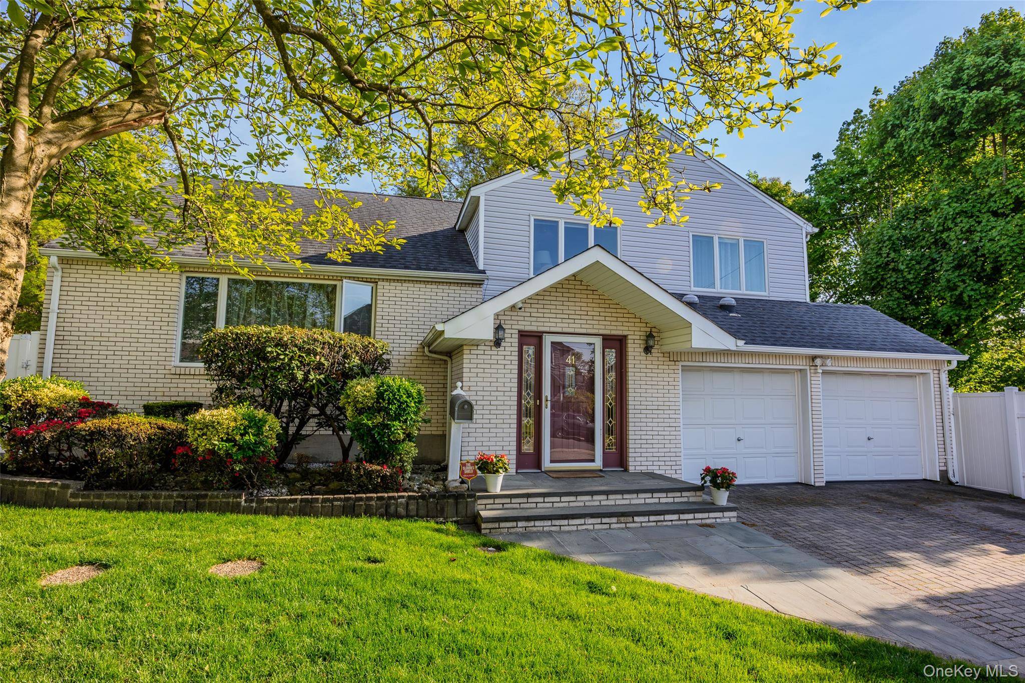 4 Bedroom Home for Sale in Syosset - New York - USA - 1