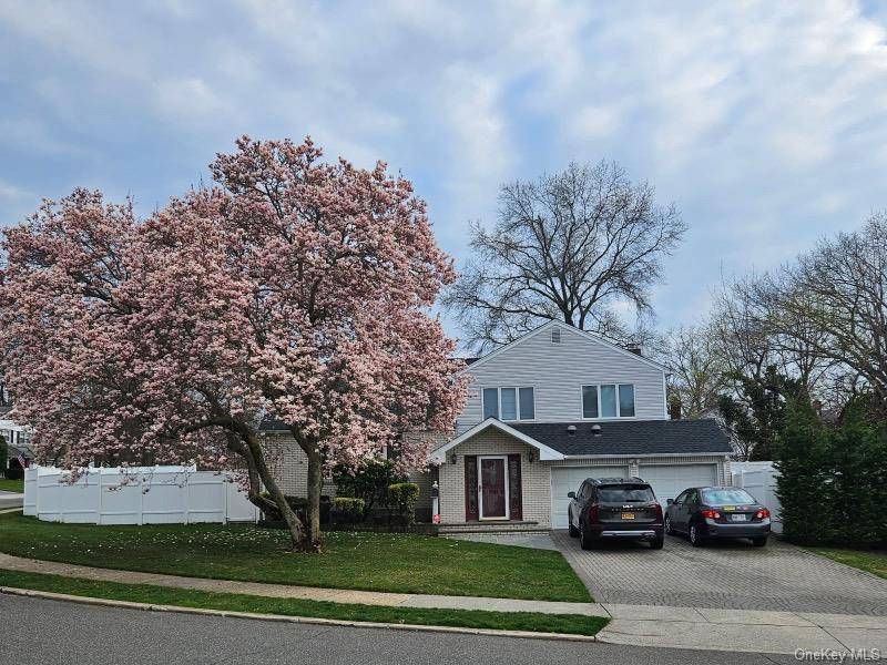 4 Bedroom Home for Sale in Syosset - New York - USA - 2