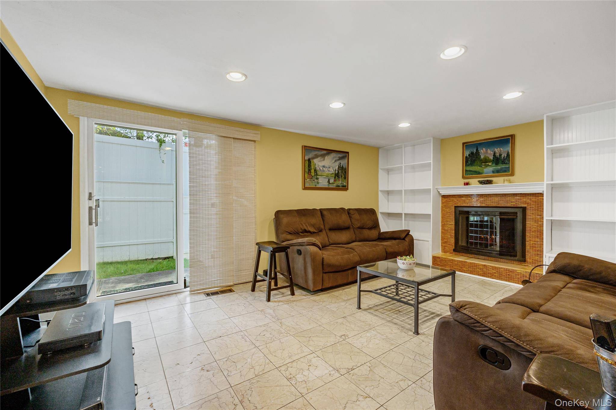 4 Bedroom Home for Sale in Syosset - New York - USA - 8
