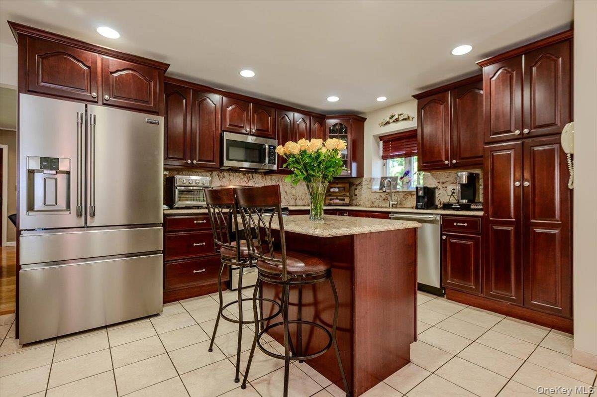4 Bedroom Home for Sale in Thornwood - New York - USA - 8
