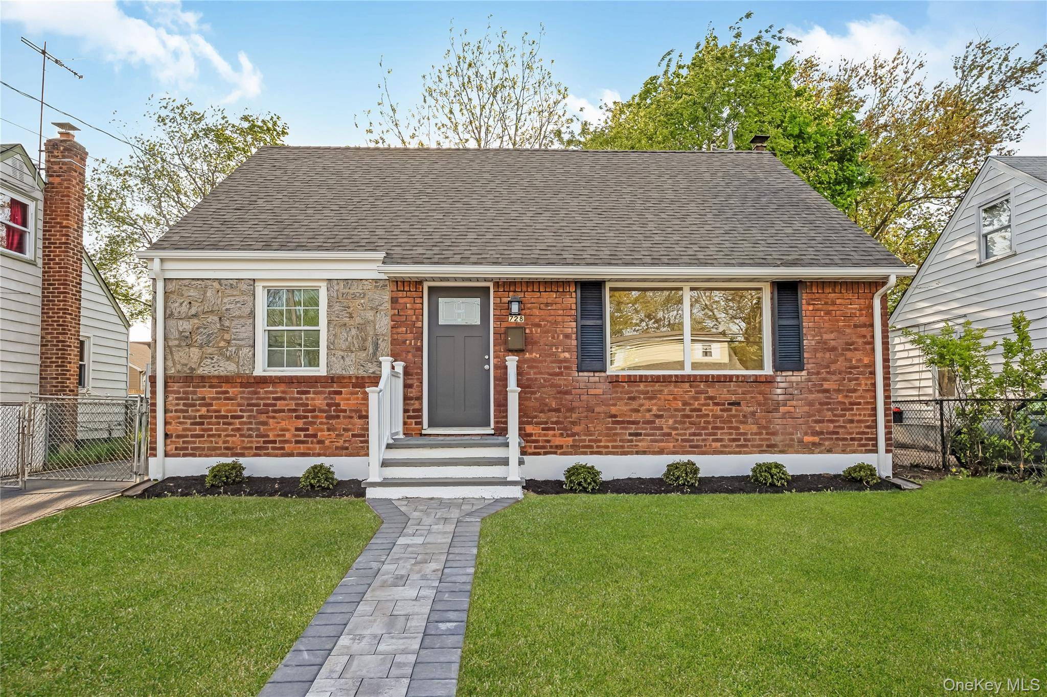 Casa de 4 Dormitorios en Venta en Uniondale - Nueva York - EE. UU. - 1