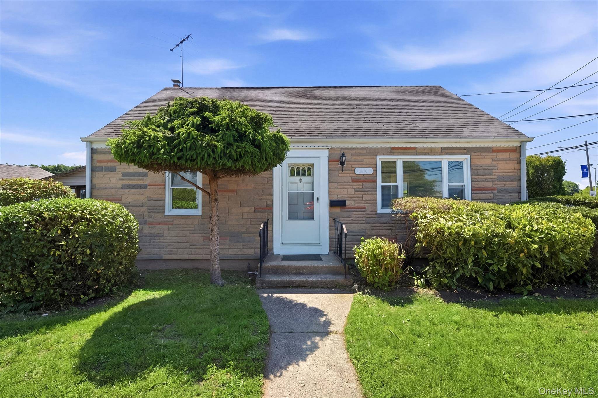 Casa de 4 Dormitorios en Venta en Uniondale - Nueva York - EE. UU. - 1