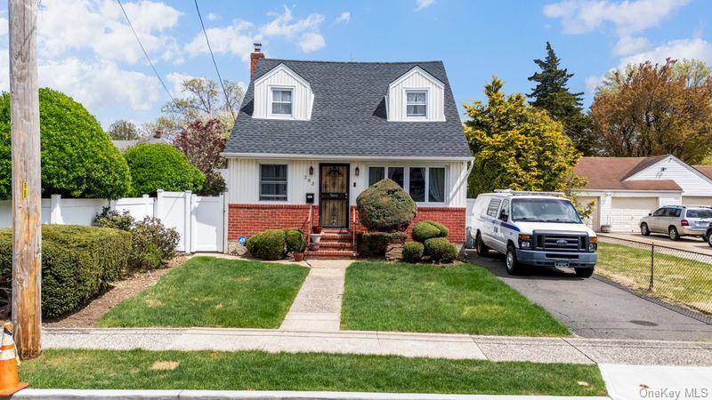 Casa de 4 Dormitorios en Venta en Uniondale - Nueva York - EE. UU. - 1