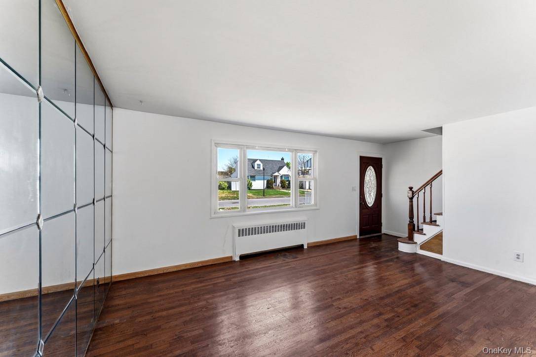 Casa de 4 Dormitorios en Venta en Uniondale - Nueva York - EE. UU. - 4