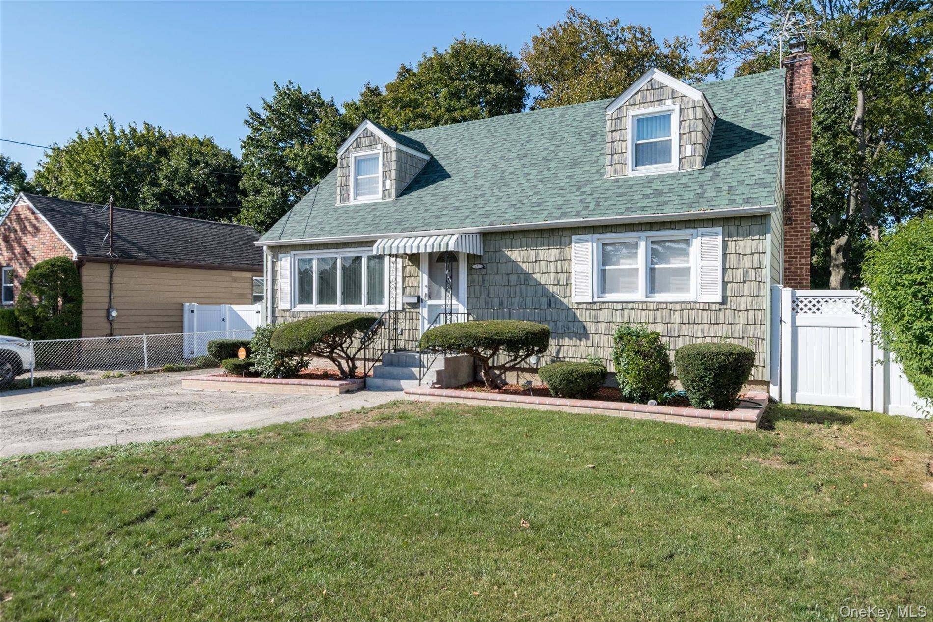4 Bedroom Home for Sale in Uniondale - New York - USA - 3